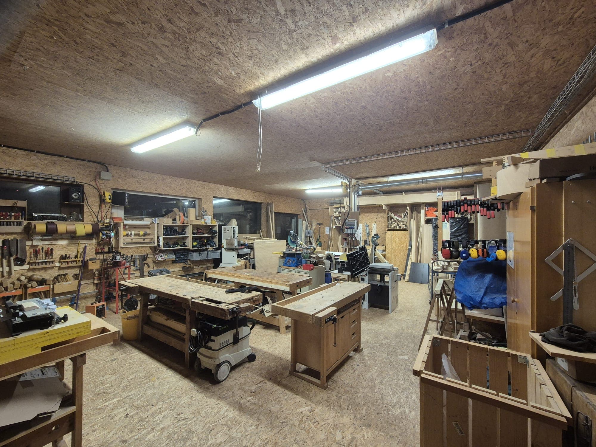 Notre atelier traditionnel :D équipé d'établis et de tout l'équipement requis pour faire de beau projet
